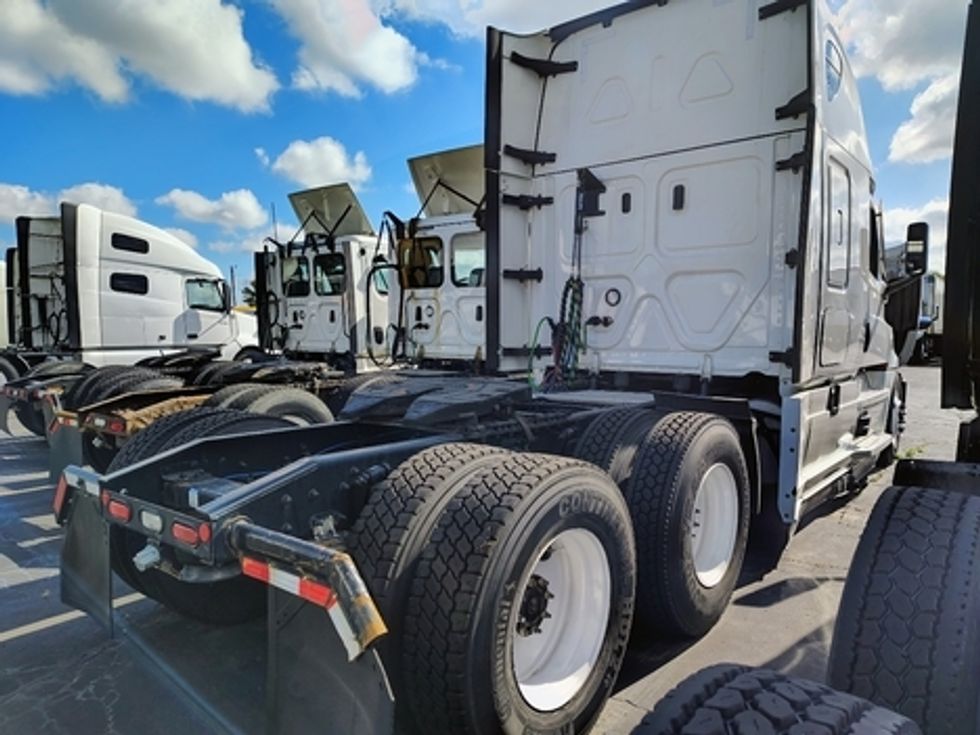 Sleeper Tractor-Heavy Duty Tractors-Freightliner-2022-T12664ST-East Chicago-IN-615,732\n\t\tmiles-$ 57,750 - Image 7