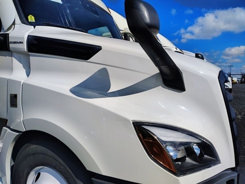 Sleeper Tractor-Heavy Duty Tractors-Freightliner-2022-T12664ST-East Chicago-IN-615,732\n\t\tmiles-$ 57,750 - Image 8