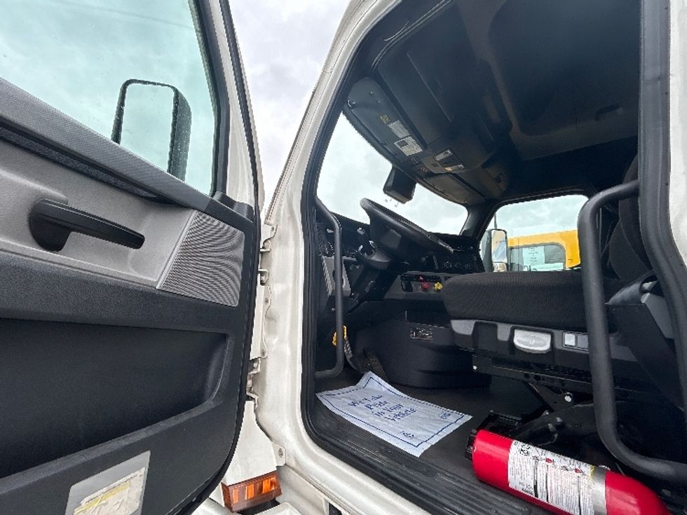 Sleeper Tractor-Heavy Duty Tractors-Freightliner-2022-T12664ST-East Chicago-IN-615,732\n\t\tmiles-$ 57,750 - Image 9