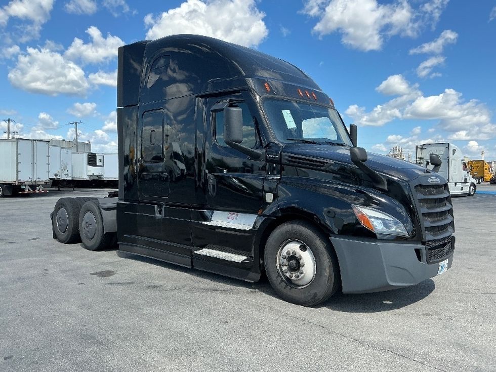 Sleeper Tractor-Heavy Duty Tractors-Freightliner-2022-T12664ST-East Chicago-IN-625,154\n\t\tmiles-$ 55,250 - Image 1