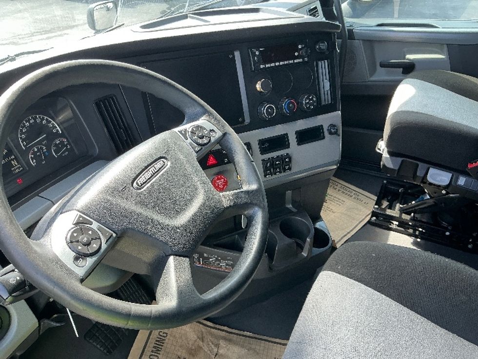 Sleeper Tractor-Heavy Duty Tractors-Freightliner-2022-T12664ST-East Chicago-IN-625,154\n\t\tmiles-$ 55,250 - Image 10