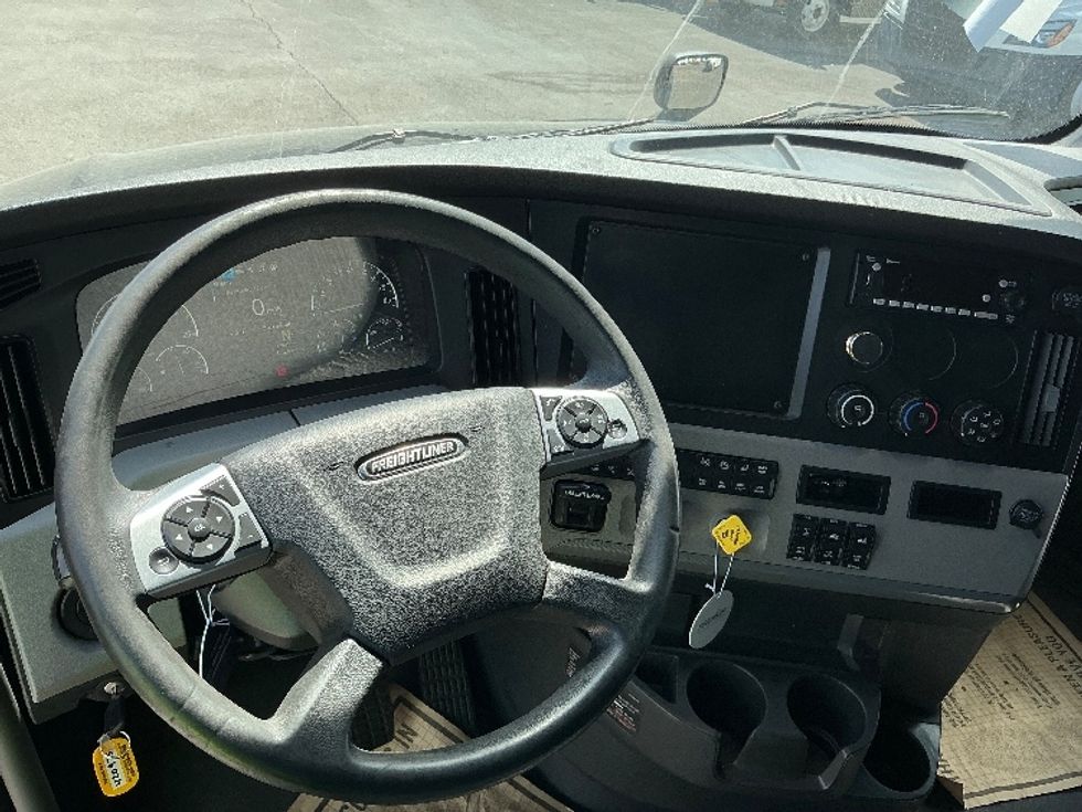 Sleeper Tractor-Heavy Duty Tractors-Freightliner-2022-T12664ST-East Chicago-IN-625,154\n\t\tmiles-$ 55,250 - Image 11