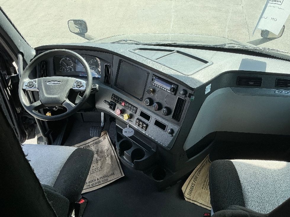 Sleeper Tractor-Heavy Duty Tractors-Freightliner-2022-T12664ST-East Chicago-IN-625,154\n\t\tmiles-$ 55,250 - Image 12