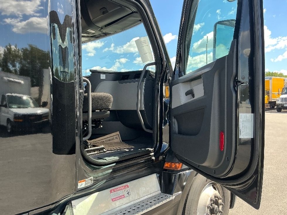 Sleeper Tractor-Heavy Duty Tractors-Freightliner-2022-T12664ST-East Chicago-IN-625,154\n\t\tmiles-$ 55,250 - Image 13