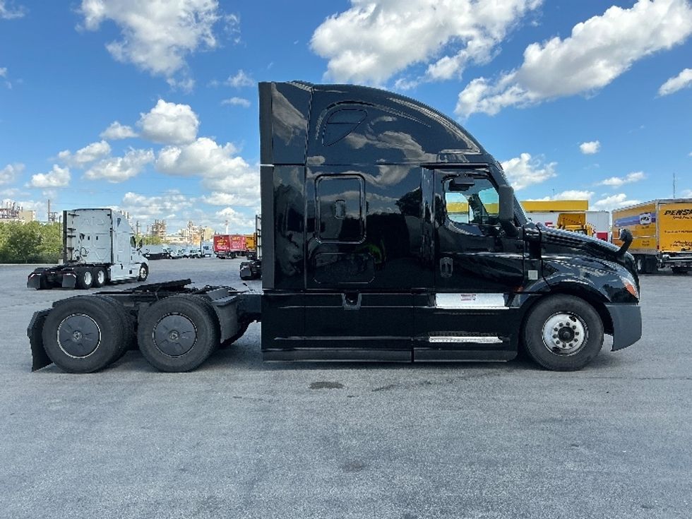 Sleeper Tractor-Heavy Duty Tractors-Freightliner-2022-T12664ST-East Chicago-IN-625,154\n\t\tmiles-$ 55,250 - Image 8