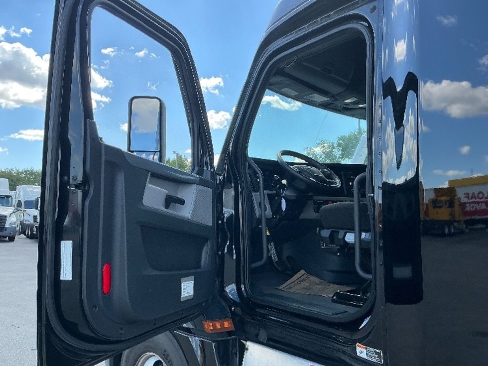 Sleeper Tractor-Heavy Duty Tractors-Freightliner-2022-T12664ST-East Chicago-IN-625,154\n\t\tmiles-$ 55,250 - Image 9