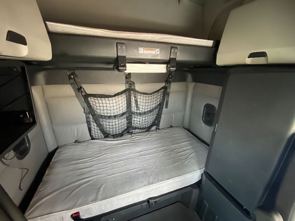 Sleeper Tractor-Heavy Duty Tractors-Freightliner-2022-T12664ST-East Chicago-IN-648,048\n\t\tmiles-$ 50,750 - Image 16