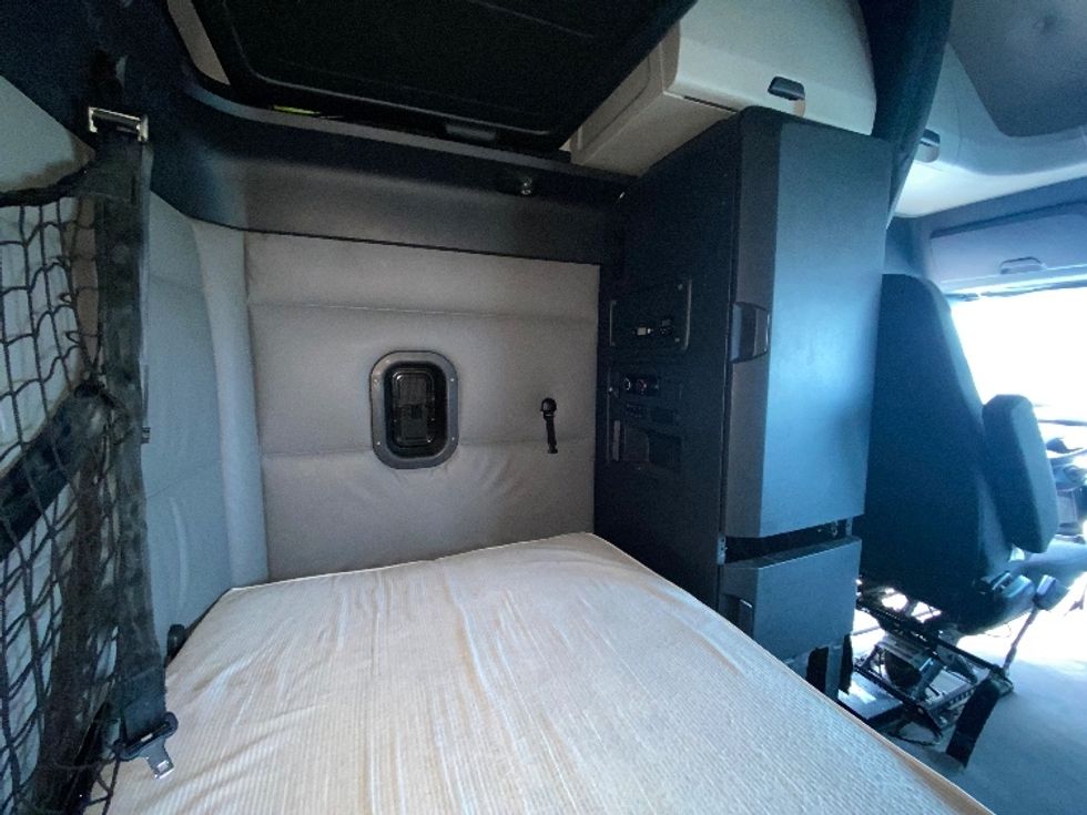 Sleeper Tractor-Heavy Duty Tractors-Freightliner-2022-T12664ST-East Chicago-IN-648,048\n\t\tmiles-$ 50,750 - Image 18