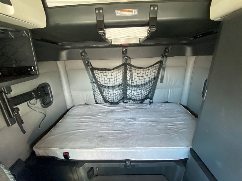 Sleeper Tractor-Heavy Duty Tractors-Freightliner-2022-T12664ST-East Chicago-IN-648,048\n\t\tmiles-$ 50,750 - Image 22