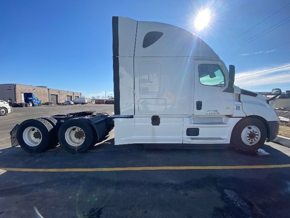 Sleeper Tractor-Heavy Duty Tractors-Freightliner-2022-T12664ST-East Chicago-IN-648,048\n\t\tmiles-$ 50,750 - Image 8