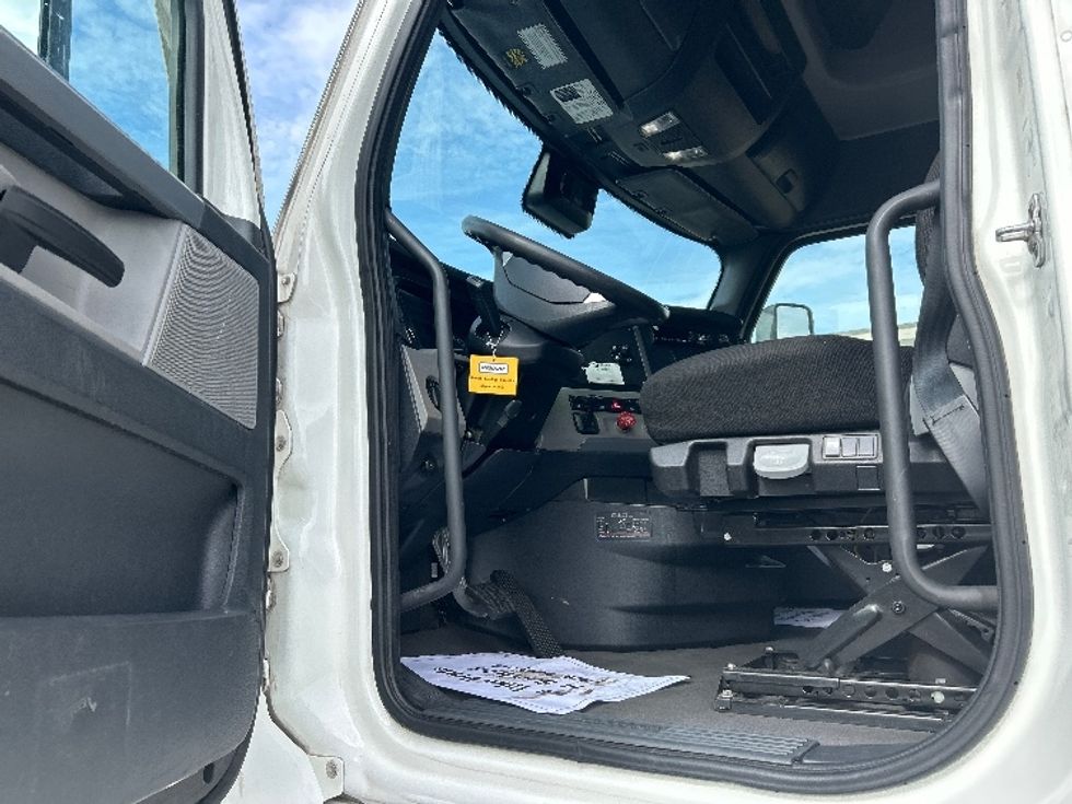 Sleeper Tractor-Heavy Duty Tractors-Freightliner-2022-T12664ST-East Chicago-IN-648,048\n\t\tmiles-$ 50,750 - Image 9