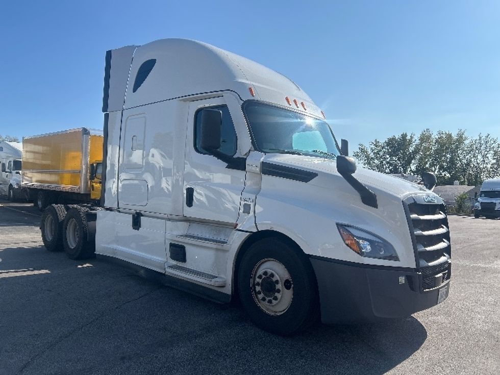 Sleeper Tractor-Heavy Duty Tractors-Freightliner-2022-T12664ST-East Chicago-IN-673,847\n\t\tmiles-$ 51,250 - Image 1
