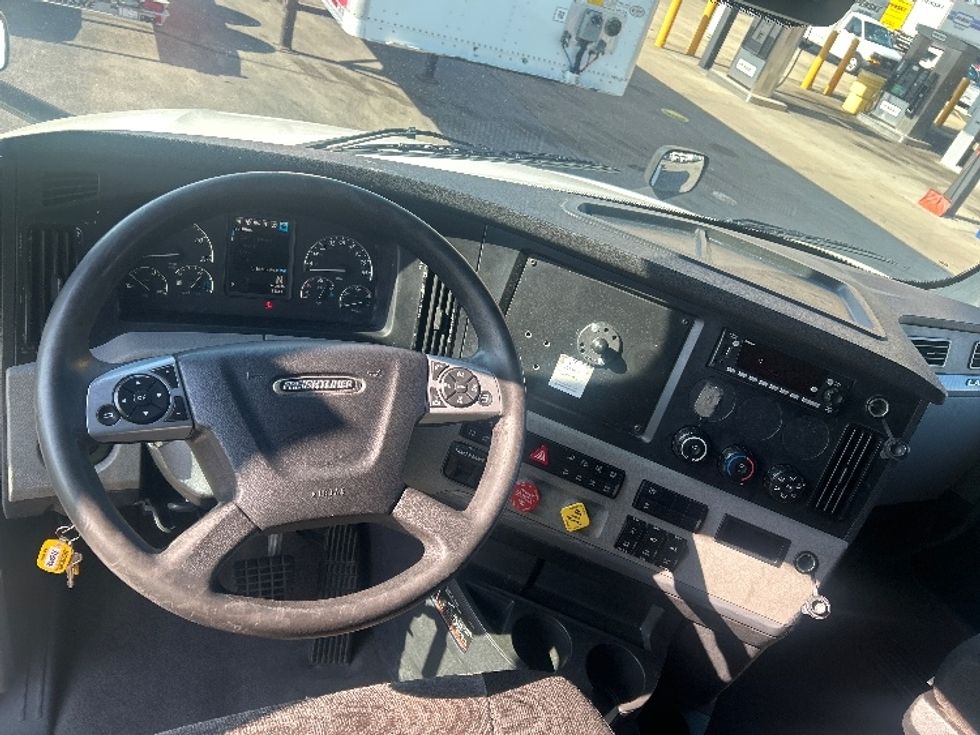 Sleeper Tractor-Heavy Duty Tractors-Freightliner-2022-T12664ST-East Chicago-IN-673,847\n\t\tmiles-$ 51,250 - Image 10