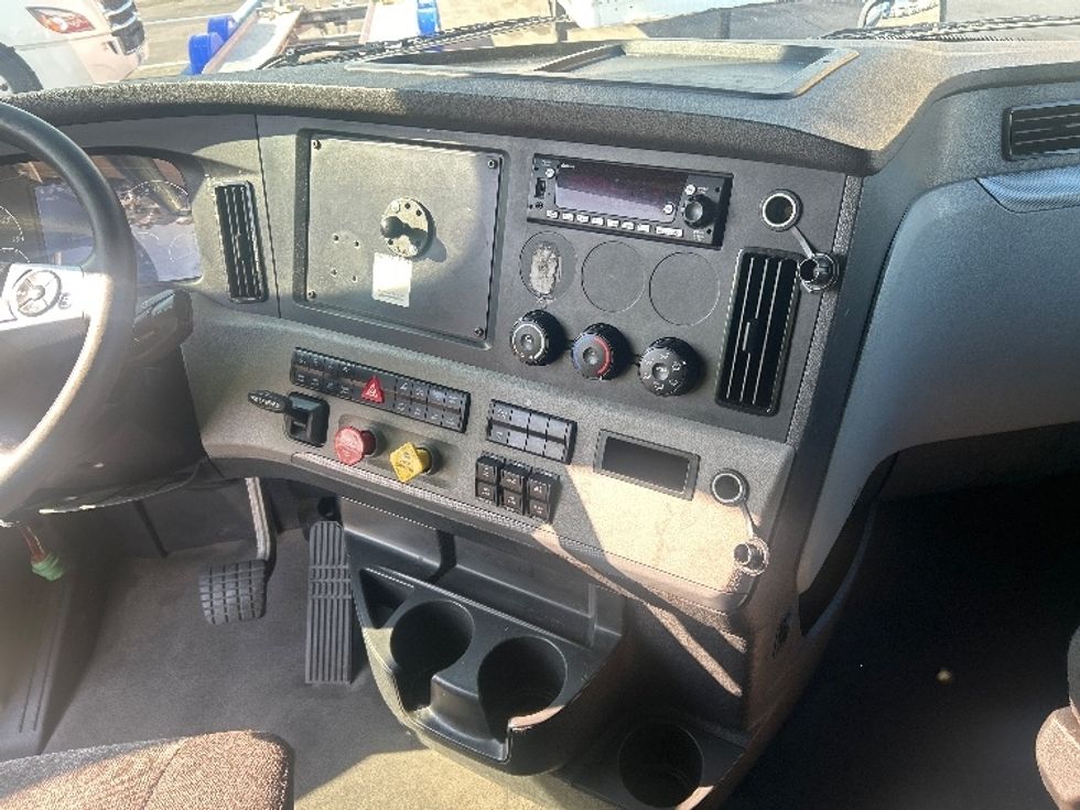 Sleeper Tractor-Heavy Duty Tractors-Freightliner-2022-T12664ST-East Chicago-IN-673,847\n\t\tmiles-$ 51,250 - Image 12