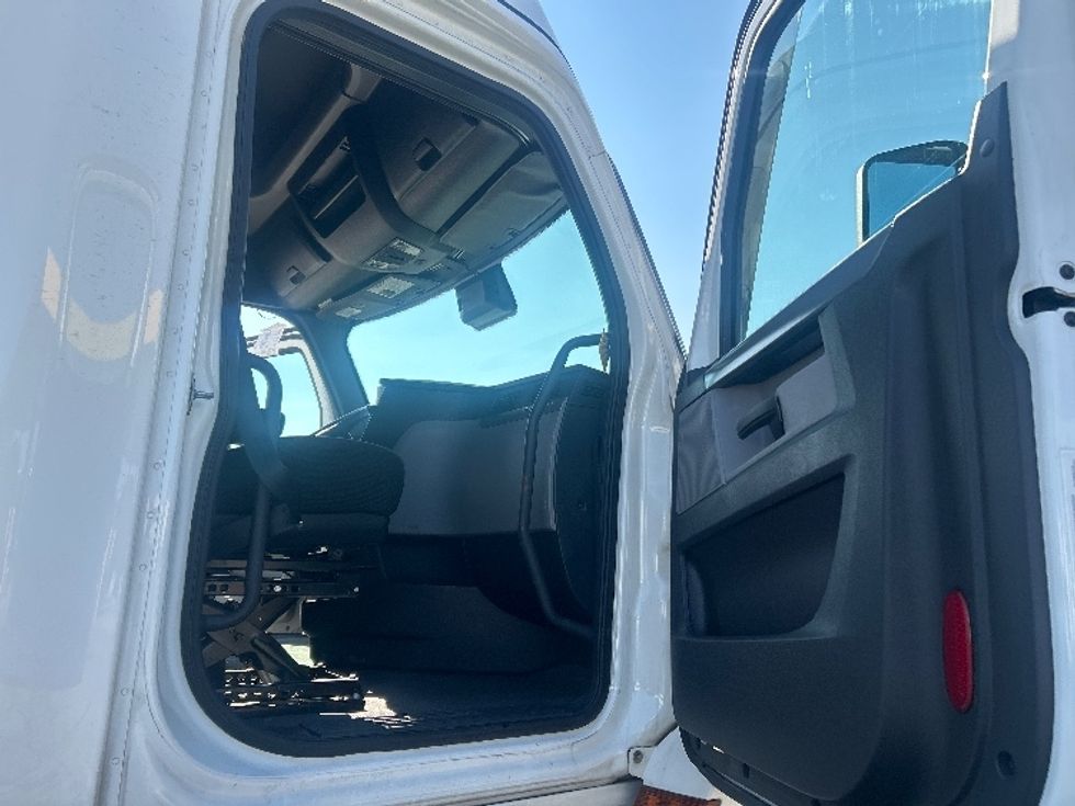 Sleeper Tractor-Heavy Duty Tractors-Freightliner-2022-T12664ST-East Chicago-IN-673,847\n\t\tmiles-$ 51,250 - Image 13