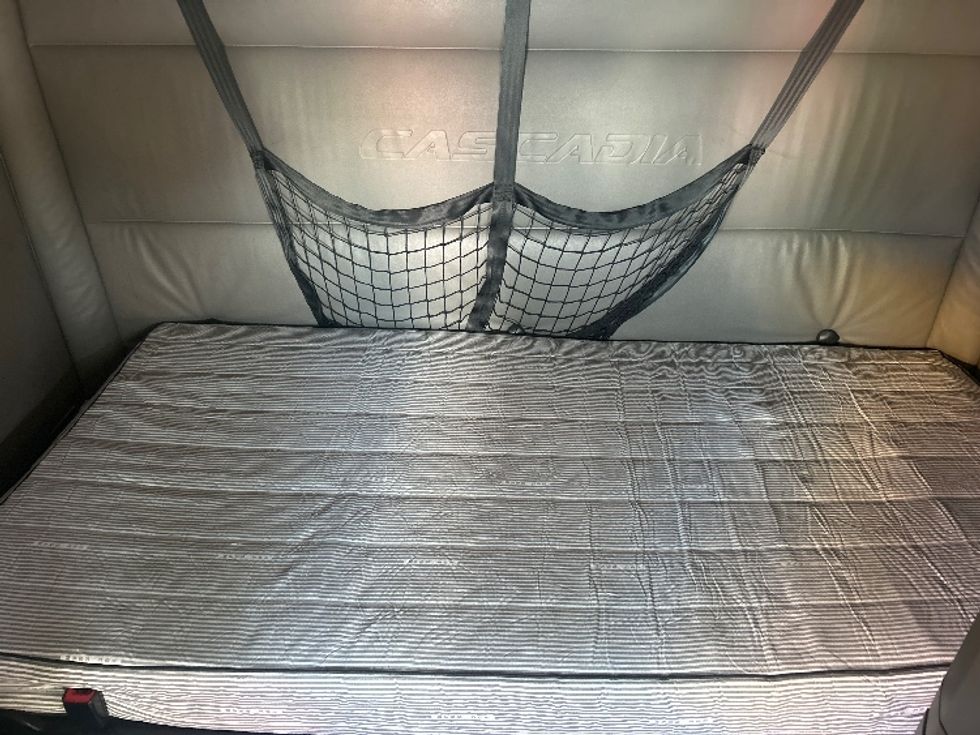 Sleeper Tractor-Heavy Duty Tractors-Freightliner-2022-T12664ST-East Chicago-IN-673,847\n\t\tmiles-$ 51,250 - Image 17