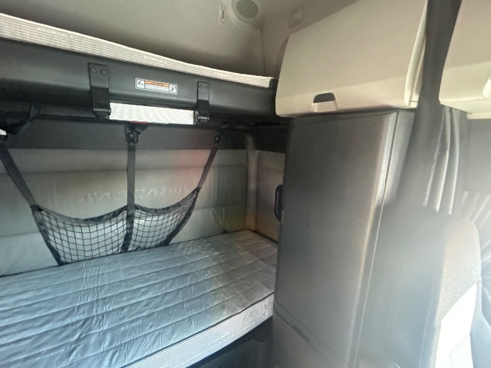 Sleeper Tractor-Heavy Duty Tractors-Freightliner-2022-T12664ST-East Chicago-IN-673,847\n\t\tmiles-$ 51,250 - Image 18