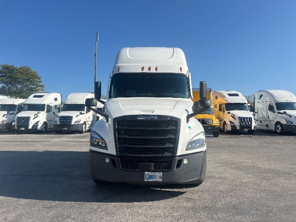 Sleeper Tractor-Heavy Duty Tractors-Freightliner-2022-T12664ST-East Chicago-IN-673,847\n\t\tmiles-$ 51,250 - Image 2