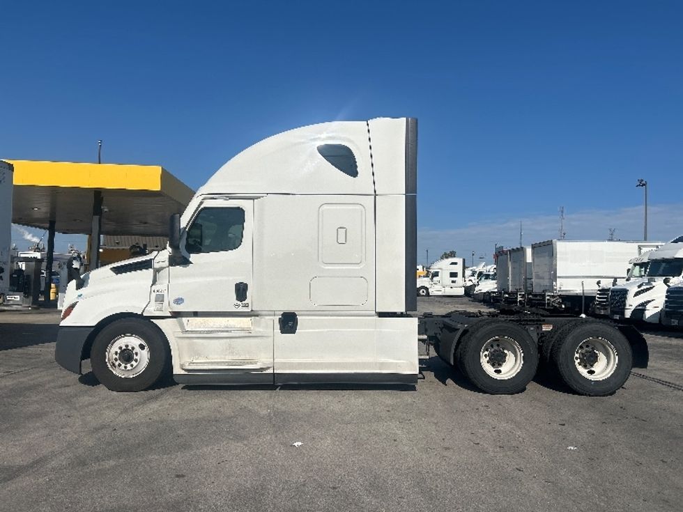 Sleeper Tractor-Heavy Duty Tractors-Freightliner-2022-T12664ST-East Chicago-IN-673,847\n\t\tmiles-$ 51,250 - Image 4