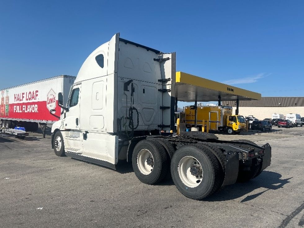 Sleeper Tractor-Heavy Duty Tractors-Freightliner-2022-T12664ST-East Chicago-IN-673,847\n\t\tmiles-$ 51,250 - Image 5