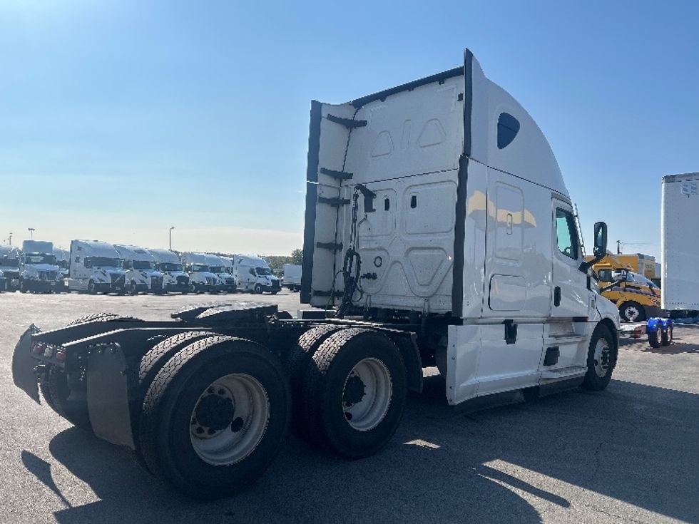 Sleeper Tractor-Heavy Duty Tractors-Freightliner-2022-T12664ST-East Chicago-IN-673,847\n\t\tmiles-$ 51,250 - Image 7