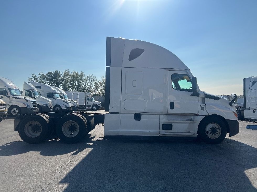 Sleeper Tractor-Heavy Duty Tractors-Freightliner-2022-T12664ST-East Chicago-IN-673,847\n\t\tmiles-$ 51,250 - Image 8