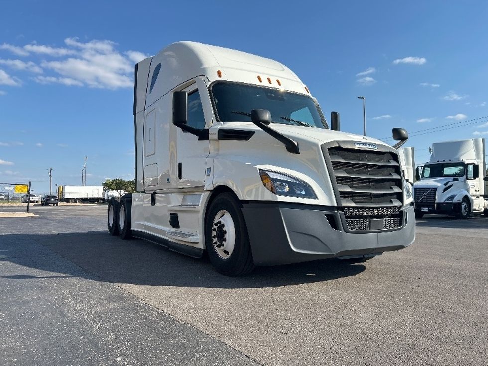Sleeper Tractor-Heavy Duty Tractors-Freightliner-2022-T12664ST-East Chicago-IN-677,124\n\t\tmiles-$ 51,000 - Image 1