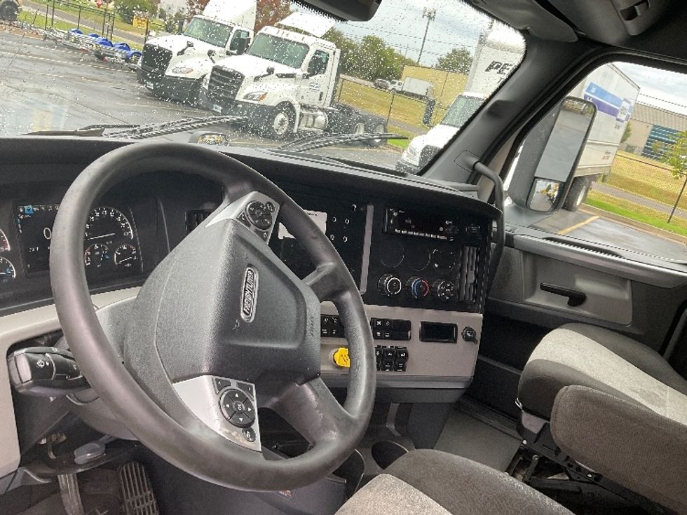 Sleeper Tractor-Heavy Duty Tractors-Freightliner-2022-T12664ST-East Chicago-IN-677,124\n\t\tmiles-$ 51,000 - Image 10