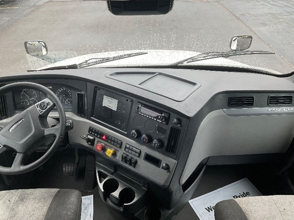 Sleeper Tractor-Heavy Duty Tractors-Freightliner-2022-T12664ST-East Chicago-IN-677,124\n\t\tmiles-$ 51,000 - Image 12