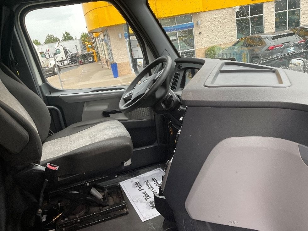 Sleeper Tractor-Heavy Duty Tractors-Freightliner-2022-T12664ST-East Chicago-IN-677,124\n\t\tmiles-$ 51,000 - Image 15