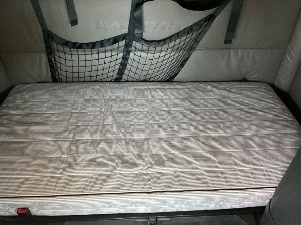 Sleeper Tractor-Heavy Duty Tractors-Freightliner-2022-T12664ST-East Chicago-IN-677,124\n\t\tmiles-$ 51,000 - Image 16