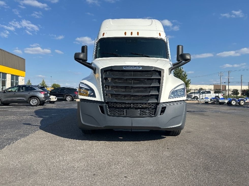 Sleeper Tractor-Heavy Duty Tractors-Freightliner-2022-T12664ST-East Chicago-IN-677,124\n\t\tmiles-$ 51,000 - Image 2