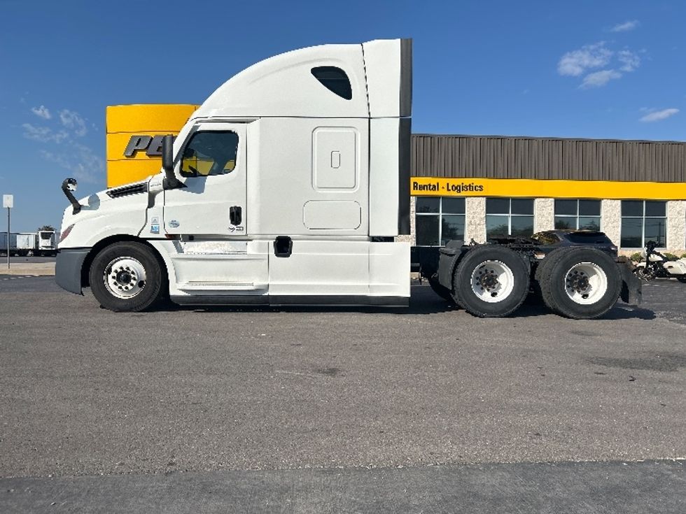 Sleeper Tractor-Heavy Duty Tractors-Freightliner-2022-T12664ST-East Chicago-IN-677,124\n\t\tmiles-$ 51,000 - Image 4