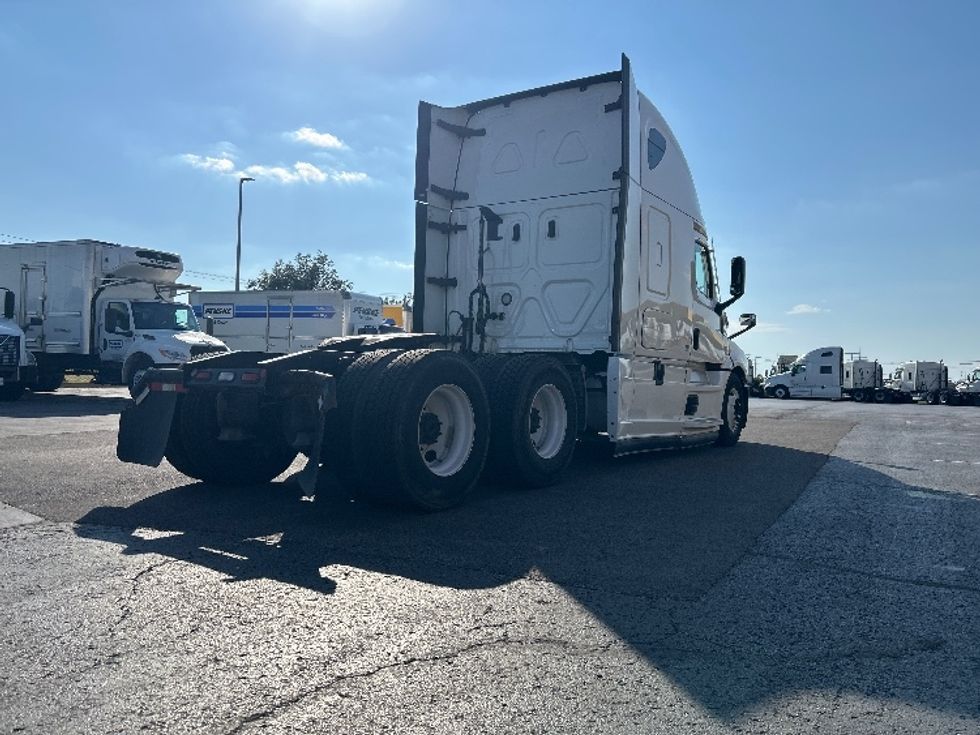 Sleeper Tractor-Heavy Duty Tractors-Freightliner-2022-T12664ST-East Chicago-IN-677,124\n\t\tmiles-$ 51,000 - Image 7