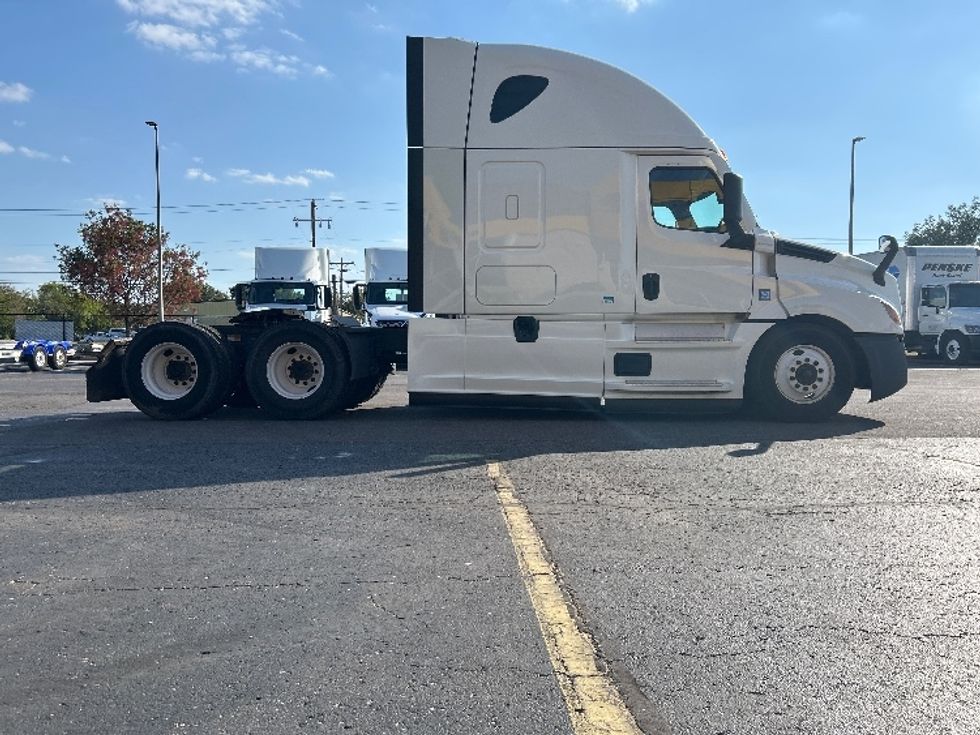 Sleeper Tractor-Heavy Duty Tractors-Freightliner-2022-T12664ST-East Chicago-IN-677,124\n\t\tmiles-$ 51,000 - Image 8