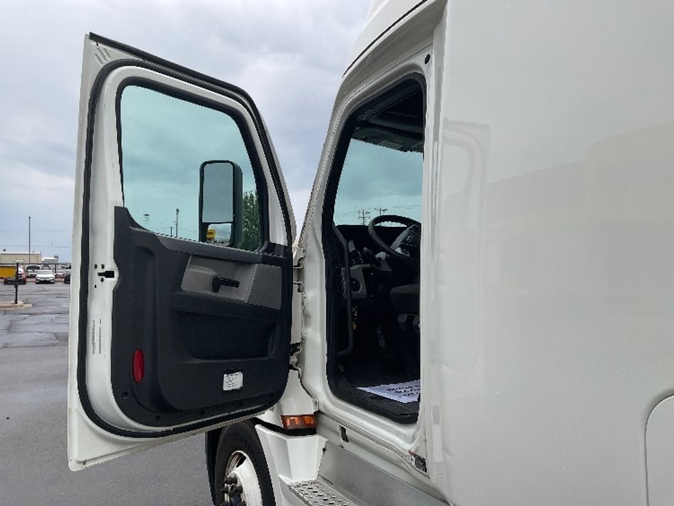 Sleeper Tractor-Heavy Duty Tractors-Freightliner-2022-T12664ST-East Chicago-IN-677,124\n\t\tmiles-$ 51,000 - Image 9