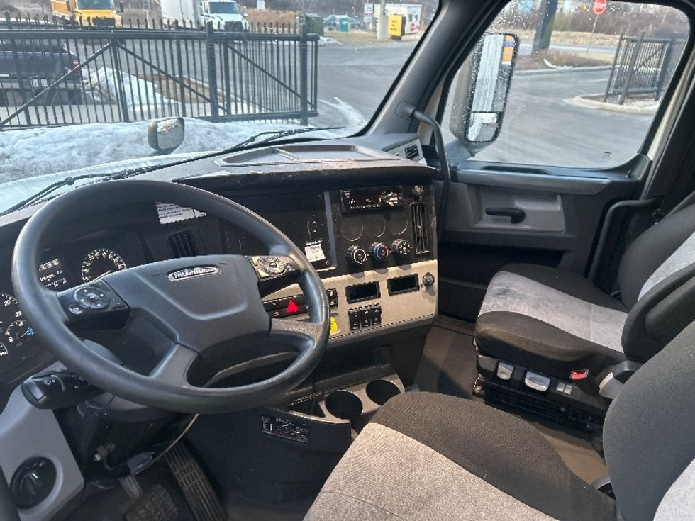 Sleeper Tractor-Heavy Duty Tractors-Freightliner-2022-T12664ST-East Chicago-IN-693,988\n\t\tmiles-$ 45,500 - Image 10