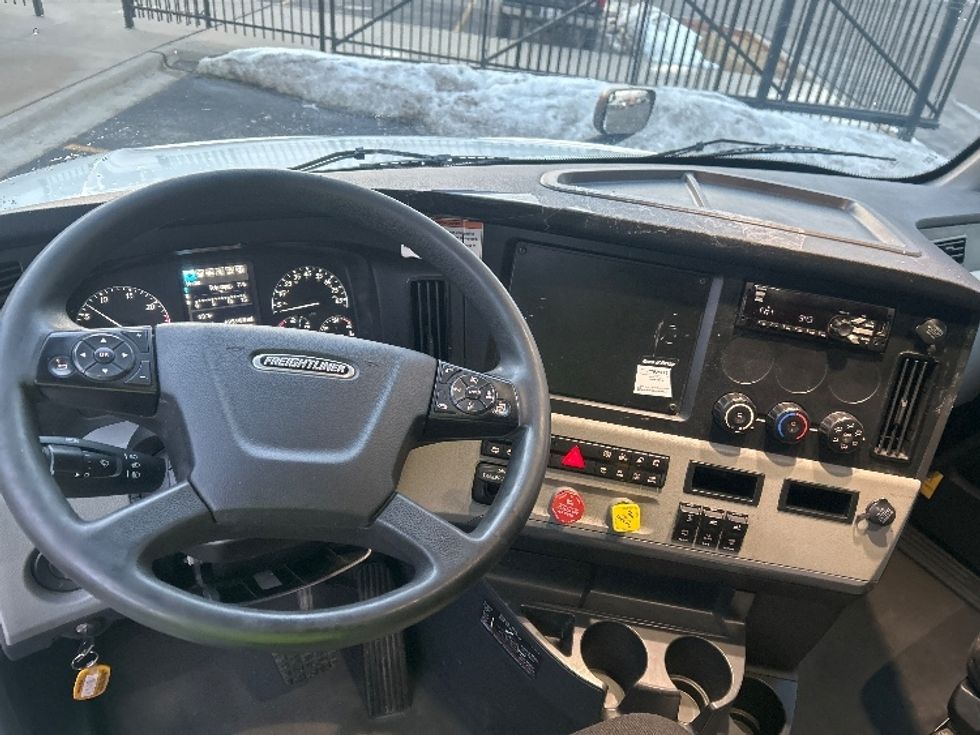 Sleeper Tractor-Heavy Duty Tractors-Freightliner-2022-T12664ST-East Chicago-IN-693,988\n\t\tmiles-$ 45,500 - Image 11