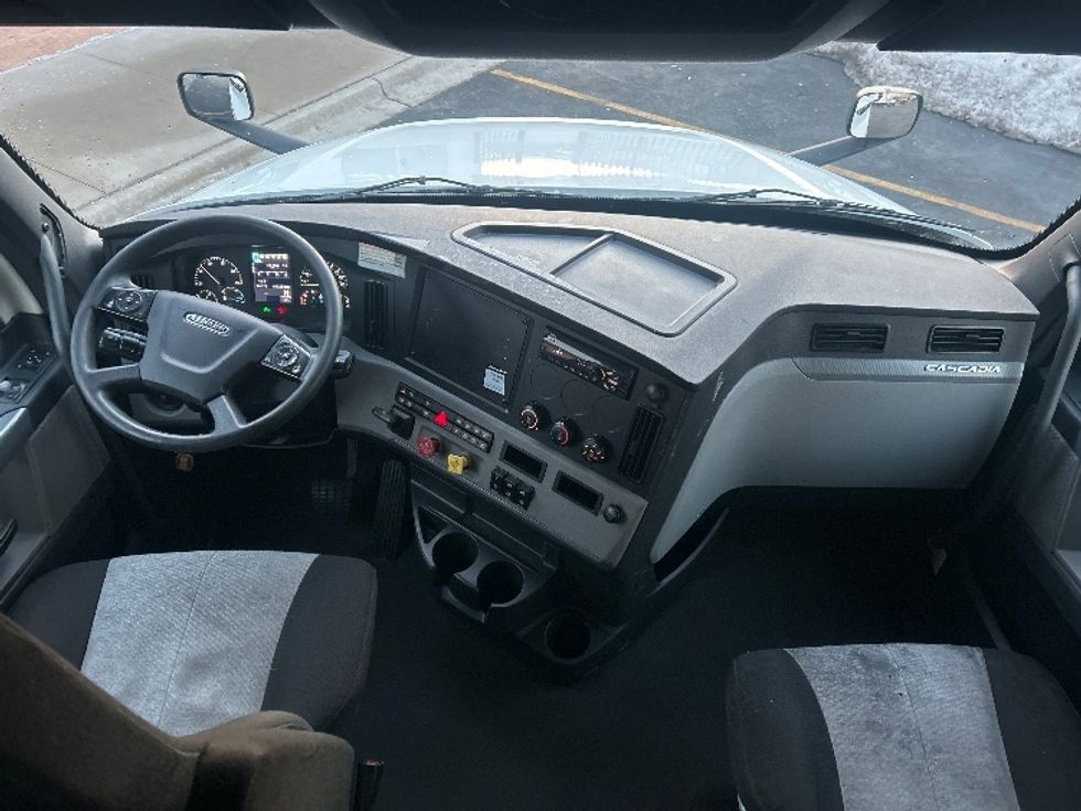 Sleeper Tractor-Heavy Duty Tractors-Freightliner-2022-T12664ST-East Chicago-IN-693,988\n\t\tmiles-$ 45,500 - Image 12