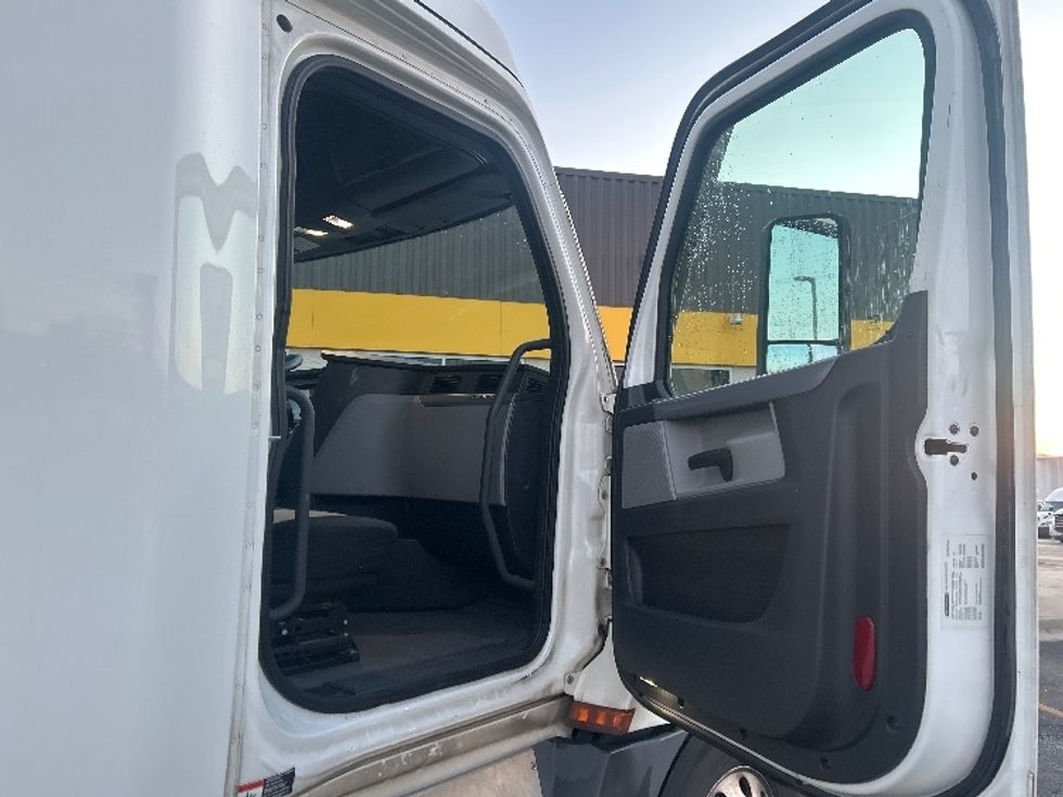 Sleeper Tractor-Heavy Duty Tractors-Freightliner-2022-T12664ST-East Chicago-IN-693,988\n\t\tmiles-$ 45,500 - Image 13