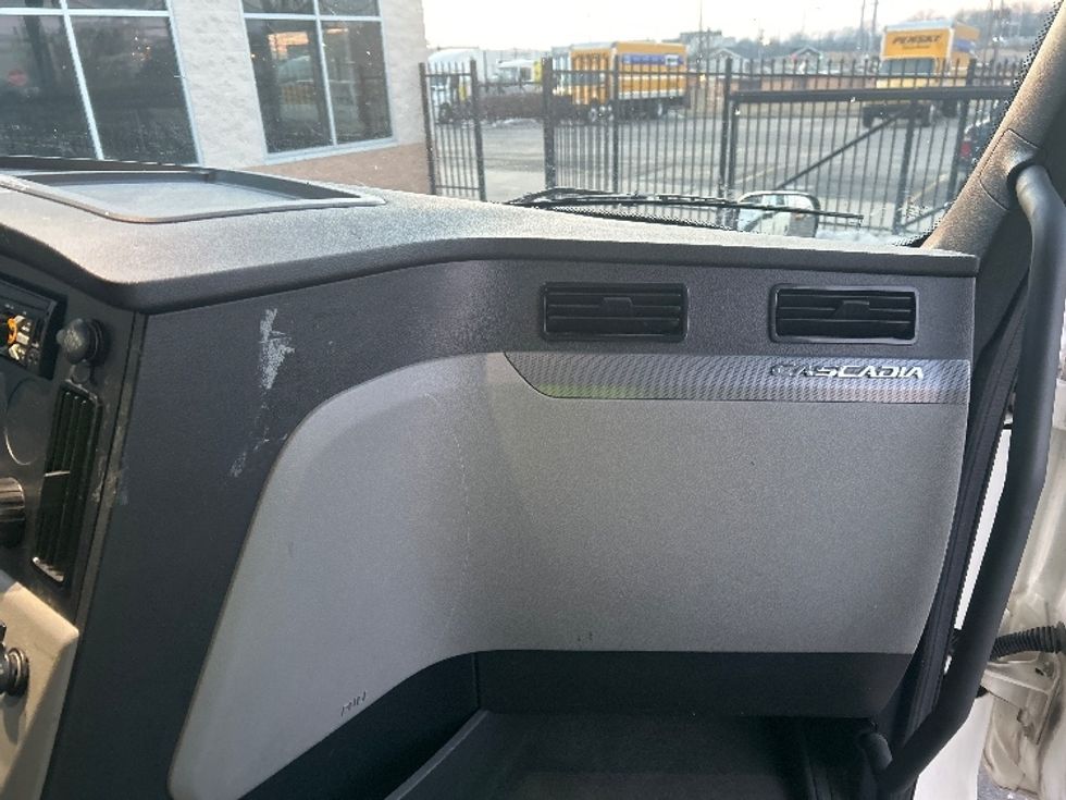 Sleeper Tractor-Heavy Duty Tractors-Freightliner-2022-T12664ST-East Chicago-IN-693,988\n\t\tmiles-$ 45,500 - Image 14