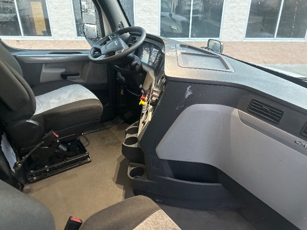 Sleeper Tractor-Heavy Duty Tractors-Freightliner-2022-T12664ST-East Chicago-IN-693,988\n\t\tmiles-$ 45,500 - Image 15