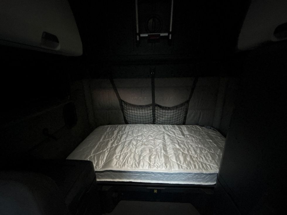 Sleeper Tractor-Heavy Duty Tractors-Freightliner-2022-T12664ST-East Chicago-IN-693,988\n\t\tmiles-$ 45,500 - Image 16