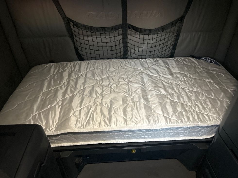 Sleeper Tractor-Heavy Duty Tractors-Freightliner-2022-T12664ST-East Chicago-IN-693,988\n\t\tmiles-$ 45,500 - Image 17