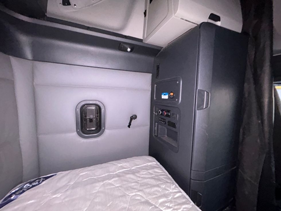 Sleeper Tractor-Heavy Duty Tractors-Freightliner-2022-T12664ST-East Chicago-IN-693,988\n\t\tmiles-$ 45,500 - Image 18