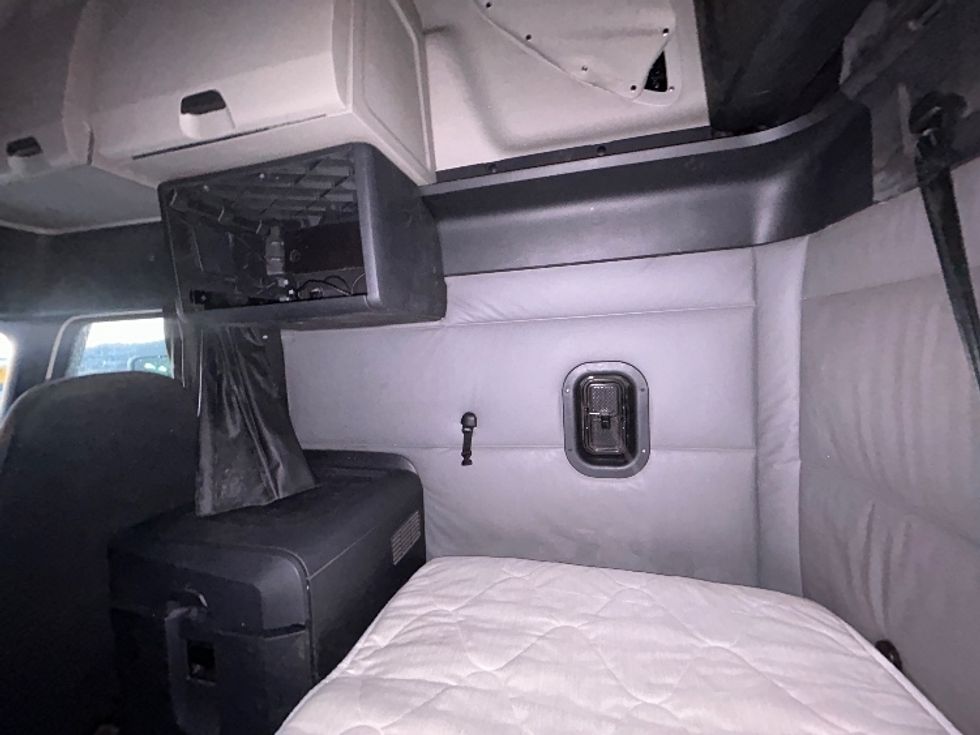 Sleeper Tractor-Heavy Duty Tractors-Freightliner-2022-T12664ST-East Chicago-IN-693,988\n\t\tmiles-$ 45,500 - Image 19