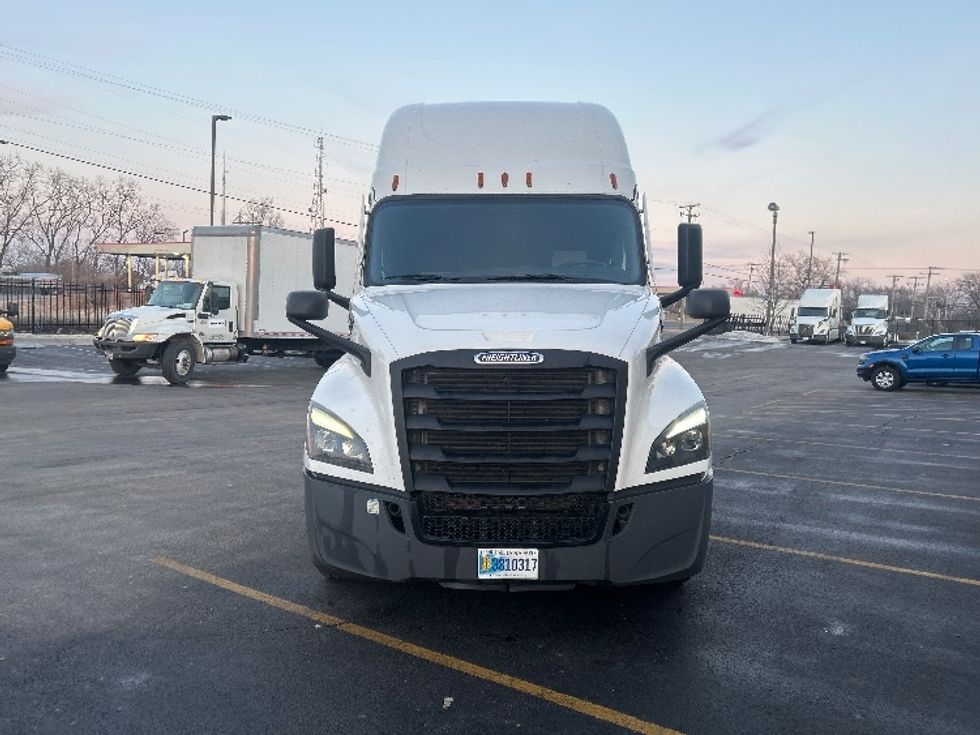 Sleeper Tractor-Heavy Duty Tractors-Freightliner-2022-T12664ST-East Chicago-IN-693,988\n\t\tmiles-$ 45,500 - Image 2