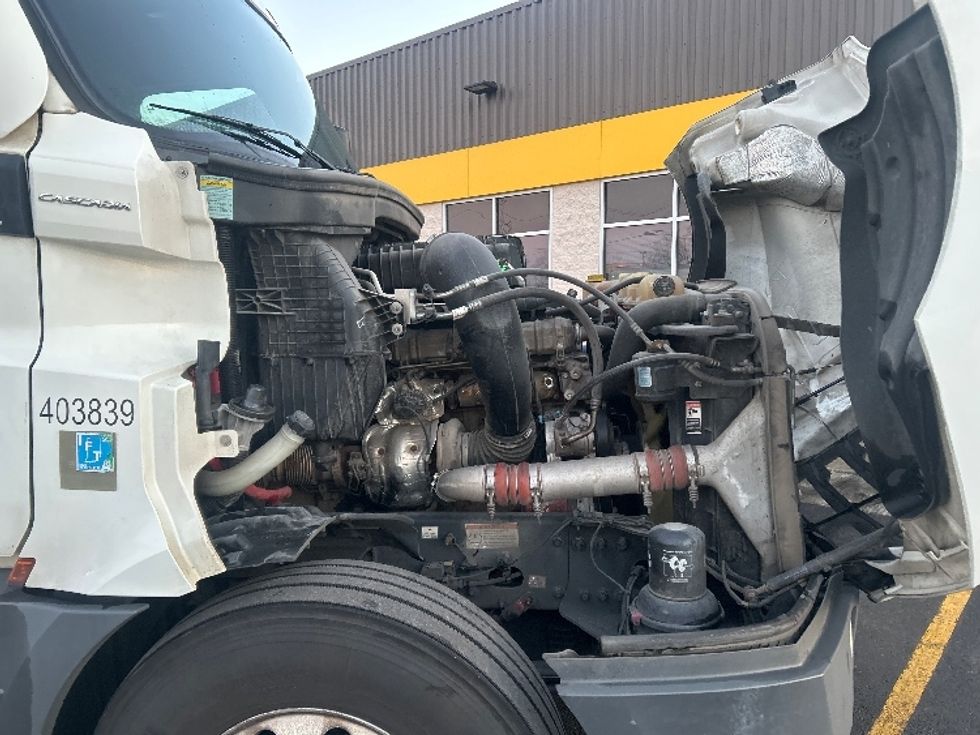 Sleeper Tractor-Heavy Duty Tractors-Freightliner-2022-T12664ST-East Chicago-IN-693,988\n\t\tmiles-$ 45,500 - Image 20