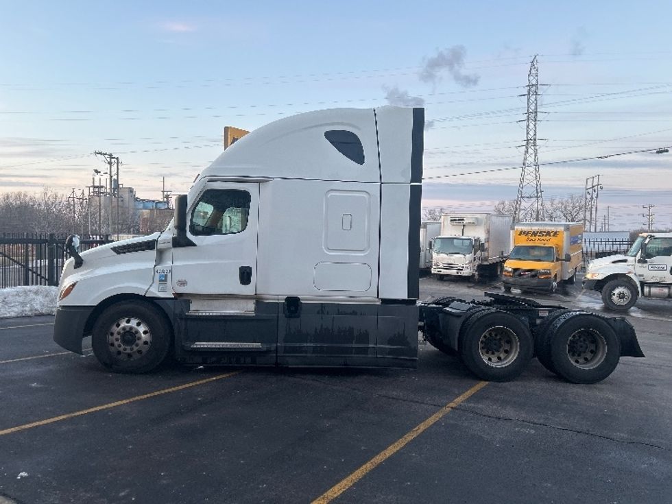 Sleeper Tractor-Heavy Duty Tractors-Freightliner-2022-T12664ST-East Chicago-IN-693,988\n\t\tmiles-$ 45,500 - Image 4