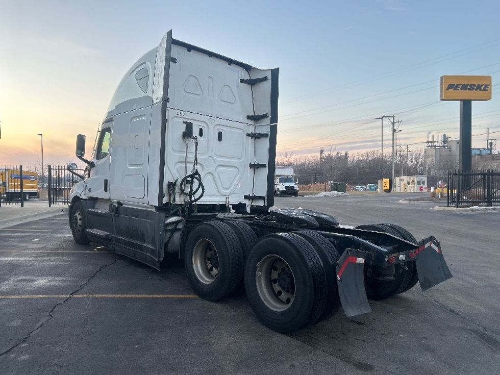 Sleeper Tractor-Heavy Duty Tractors-Freightliner-2022-T12664ST-East Chicago-IN-693,988\n\t\tmiles-$ 45,500 - Image 5